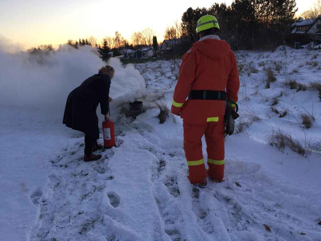 Här lär vi oss att släcka en brand med pulversläckare!